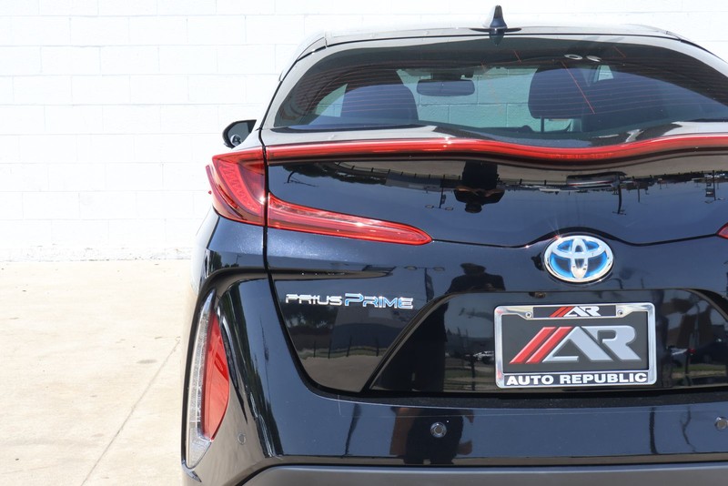 Toyota Prius Prime Vehicle Full-screen Gallery Image 07