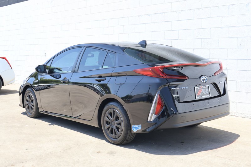 Toyota Prius Prime Vehicle Full-screen Gallery Image 09