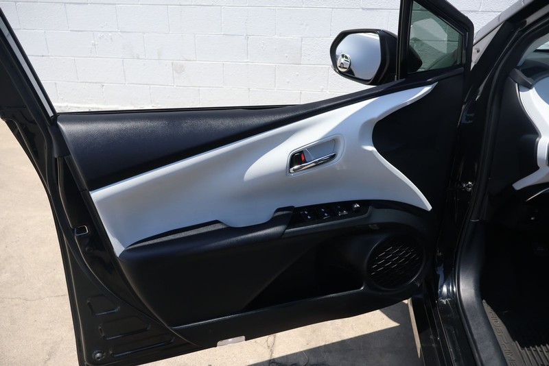 Toyota Prius Prime Vehicle Full-screen Gallery Image 14
