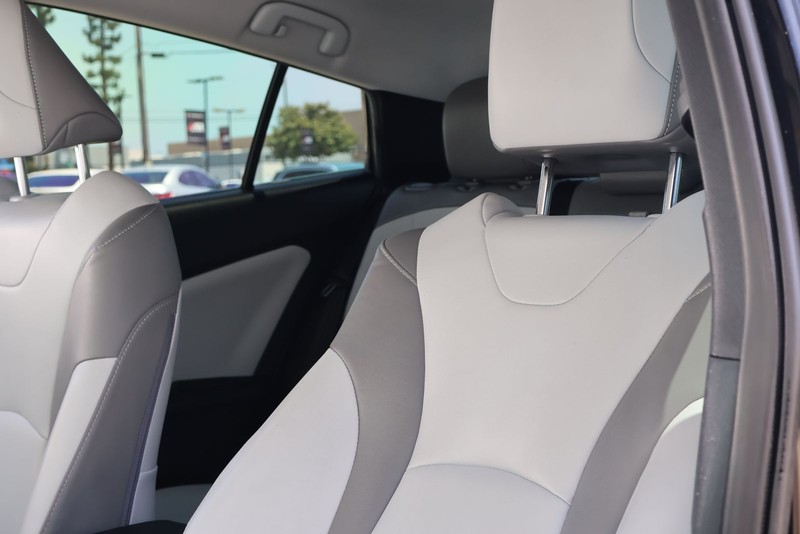 Toyota Prius Prime Vehicle Full-screen Gallery Image 17