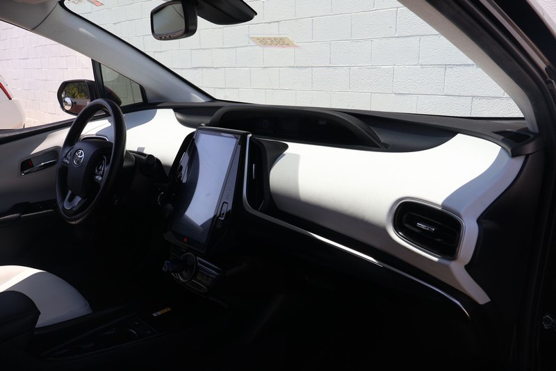 Toyota Prius Prime Vehicle Full-screen Gallery Image 18