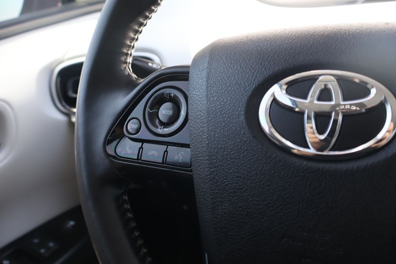 Toyota Prius Prime Vehicle Full-screen Gallery Image 24