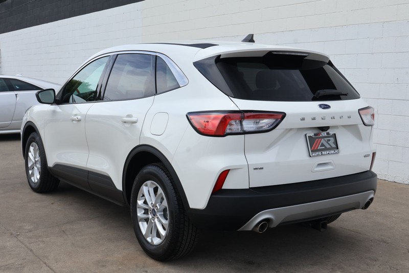 Ford Escape Vehicle Full-screen Gallery Image 09