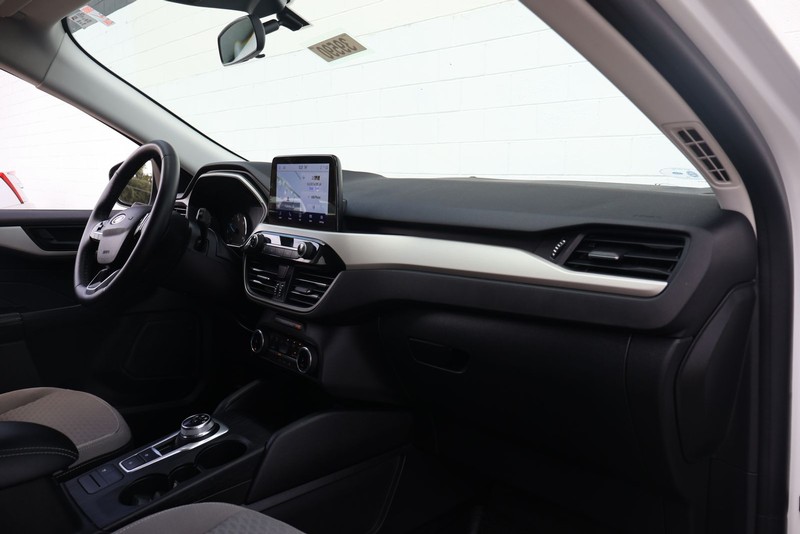 Ford Escape Vehicle Full-screen Gallery Image 18