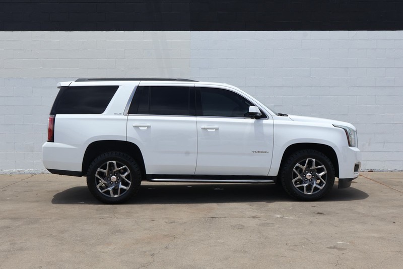 GMC Yukon Vehicle Full-screen Gallery Image 04