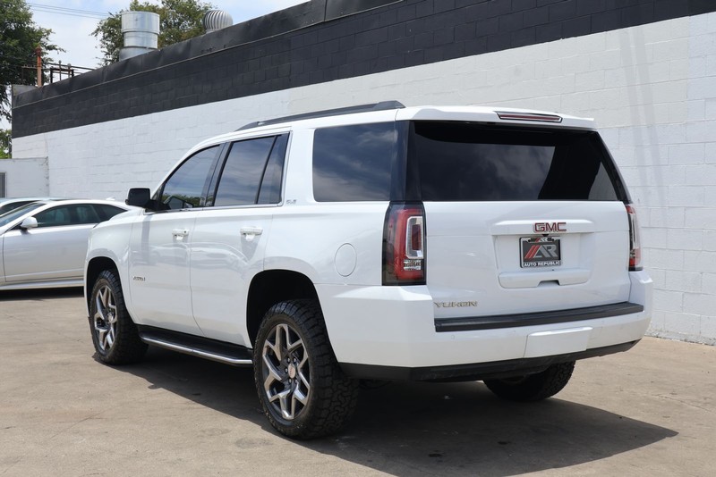 GMC Yukon Vehicle Full-screen Gallery Image 09