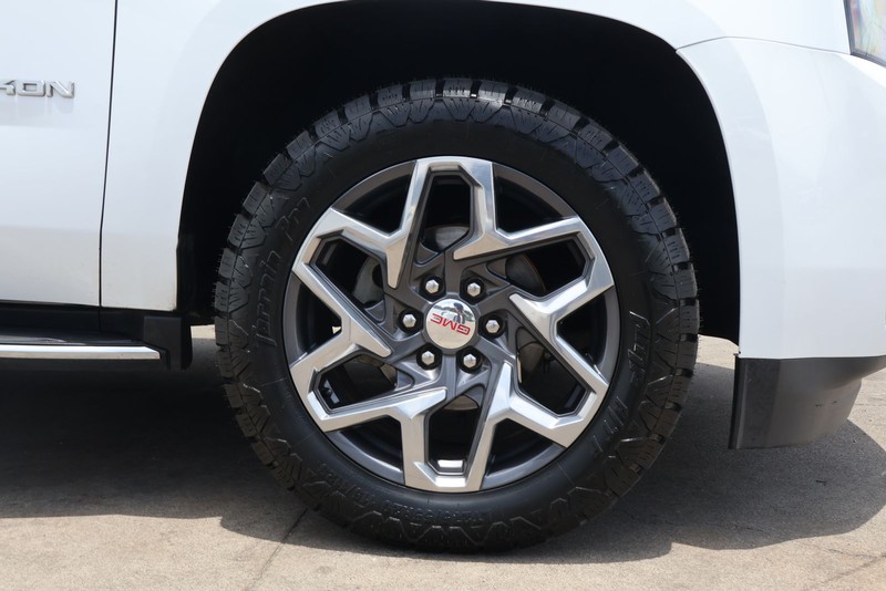 GMC Yukon Vehicle Full-screen Gallery Image 13