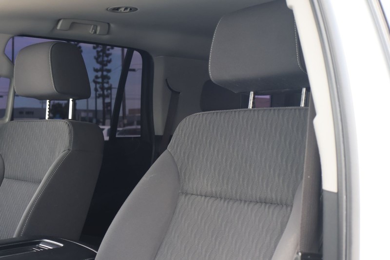 GMC Yukon Vehicle Full-screen Gallery Image 17