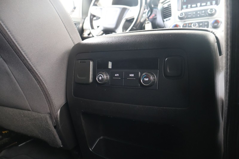 GMC Yukon Vehicle Full-screen Gallery Image 22