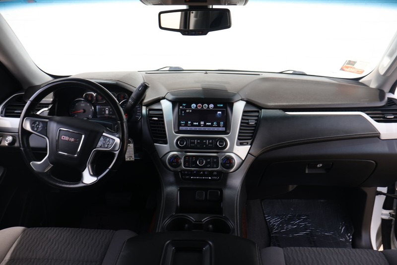 GMC Yukon Vehicle Full-screen Gallery Image 23