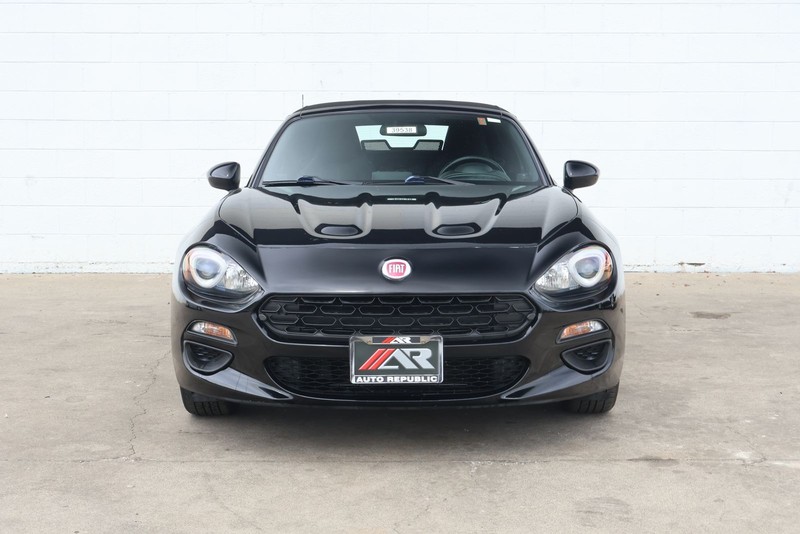 FIAT 124 Spider Vehicle Full-screen Gallery Image 02