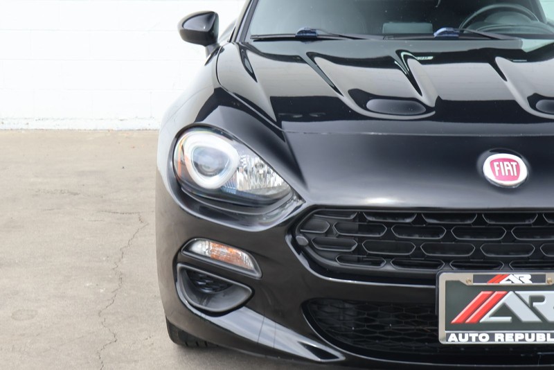 FIAT 124 Spider Vehicle Full-screen Gallery Image 03