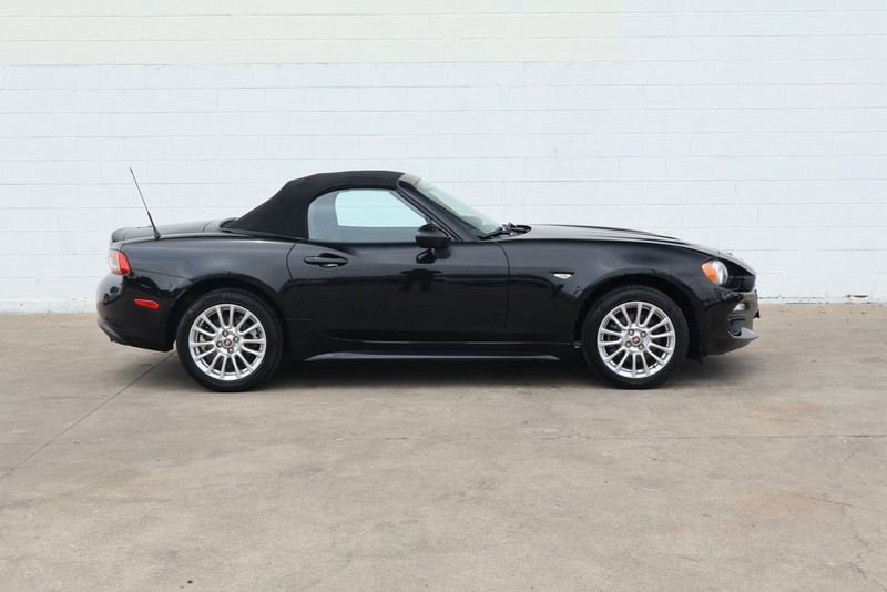 FIAT 124 Spider Vehicle Full-screen Gallery Image 04