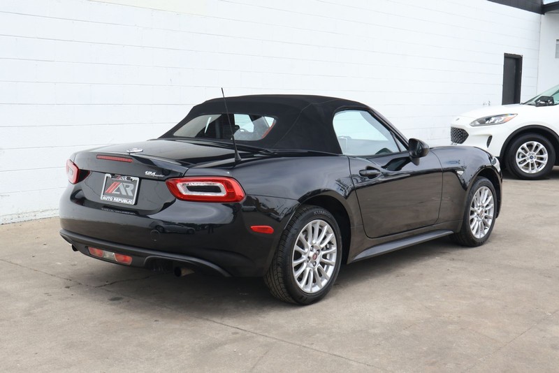 FIAT 124 Spider Vehicle Full-screen Gallery Image 05