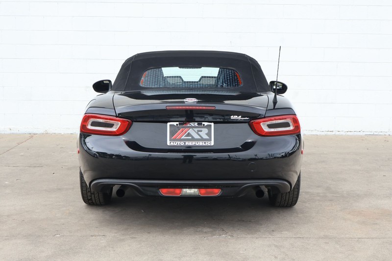 FIAT 124 Spider Vehicle Full-screen Gallery Image 06