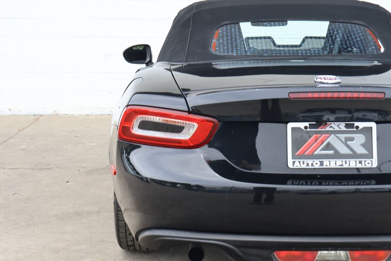 FIAT 124 Spider Vehicle Full-screen Gallery Image 07