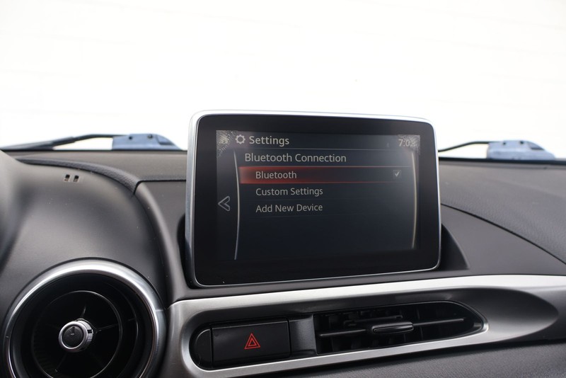 FIAT 124 Spider Vehicle Full-screen Gallery Image 25