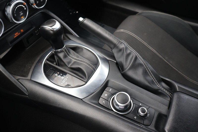 FIAT 124 Spider Vehicle Full-screen Gallery Image 28