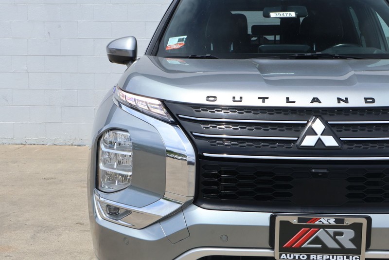 Mitsubishi Outlander Vehicle Full-screen Gallery Image 03