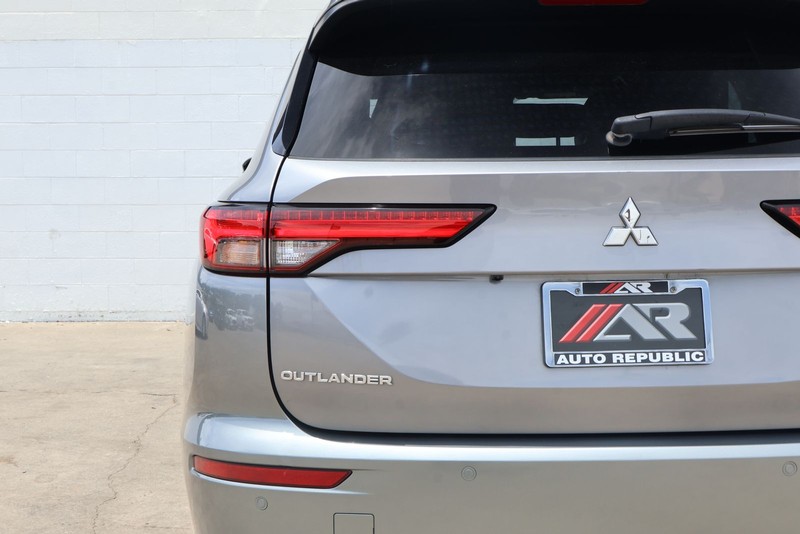 Mitsubishi Outlander Vehicle Full-screen Gallery Image 07