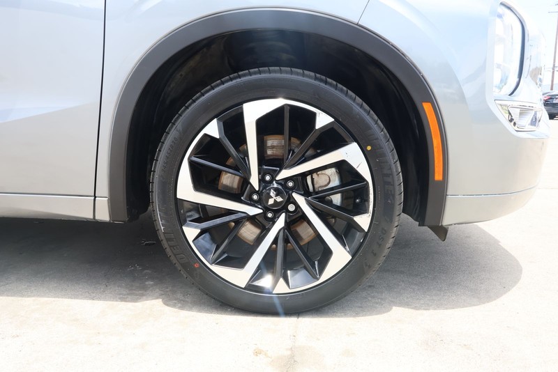 Mitsubishi Outlander Vehicle Full-screen Gallery Image 14