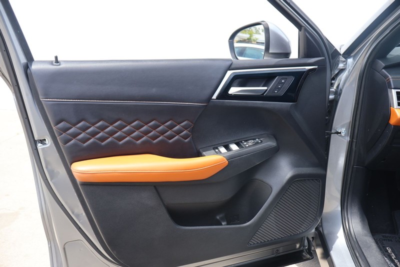 Mitsubishi Outlander Vehicle Full-screen Gallery Image 15