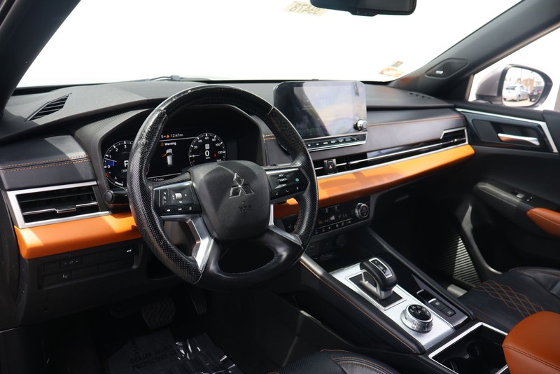 Mitsubishi Outlander Vehicle Full-screen Gallery Image 16