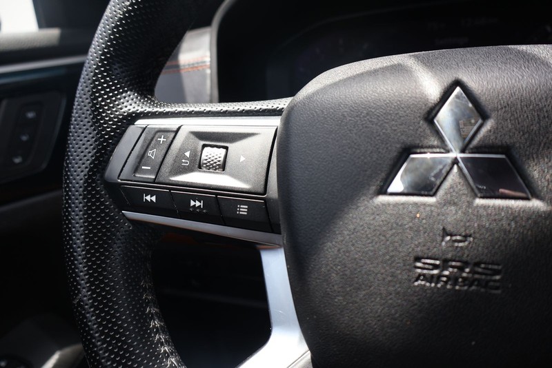 Mitsubishi Outlander Vehicle Full-screen Gallery Image 27