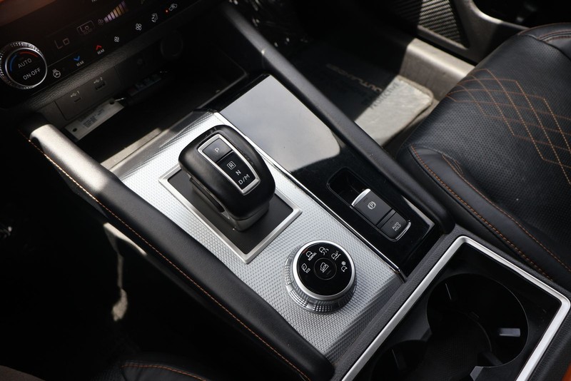 Mitsubishi Outlander Vehicle Full-screen Gallery Image 32