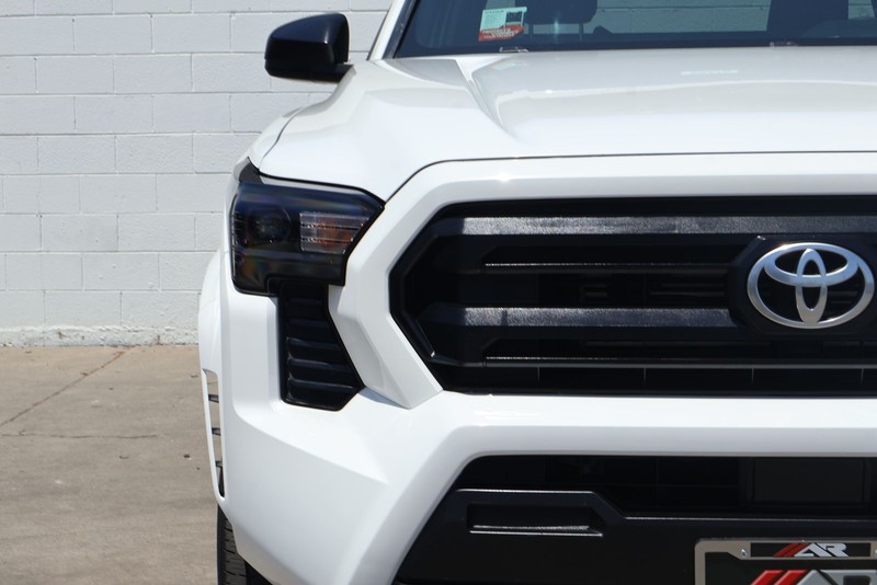 Toyota Tacoma Vehicle Full-screen Gallery Image 04