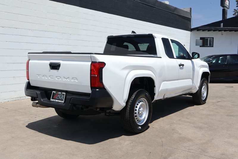 Toyota Tacoma Vehicle Full-screen Gallery Image 05