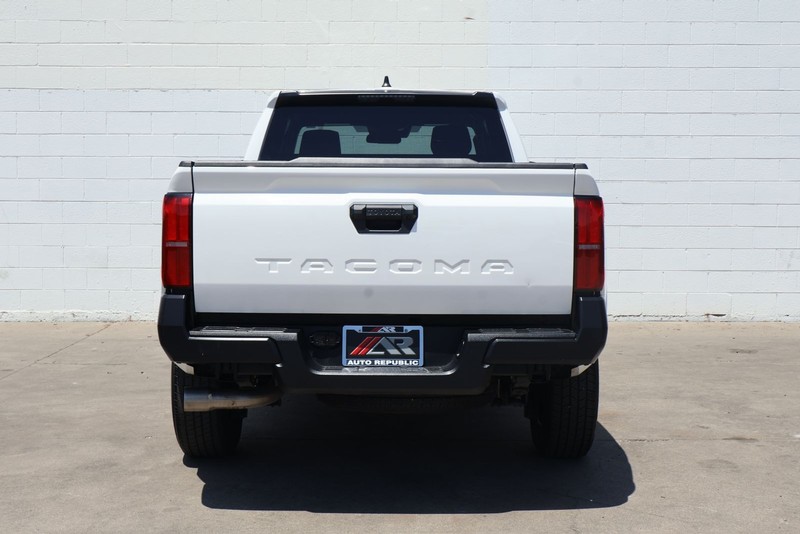 Toyota Tacoma Vehicle Full-screen Gallery Image 06