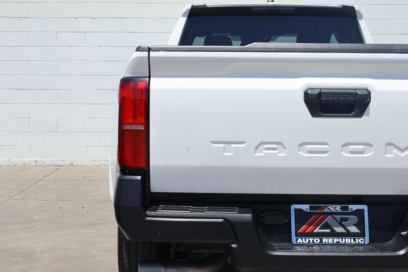 Toyota Tacoma Vehicle Full-screen Gallery Image 07