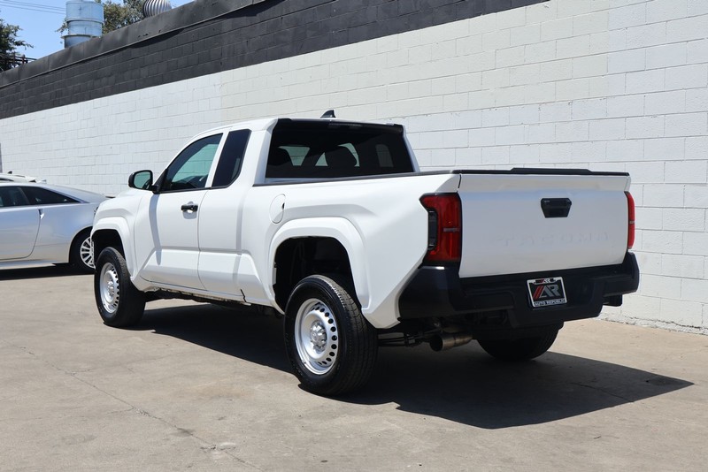 Toyota Tacoma Vehicle Full-screen Gallery Image 09
