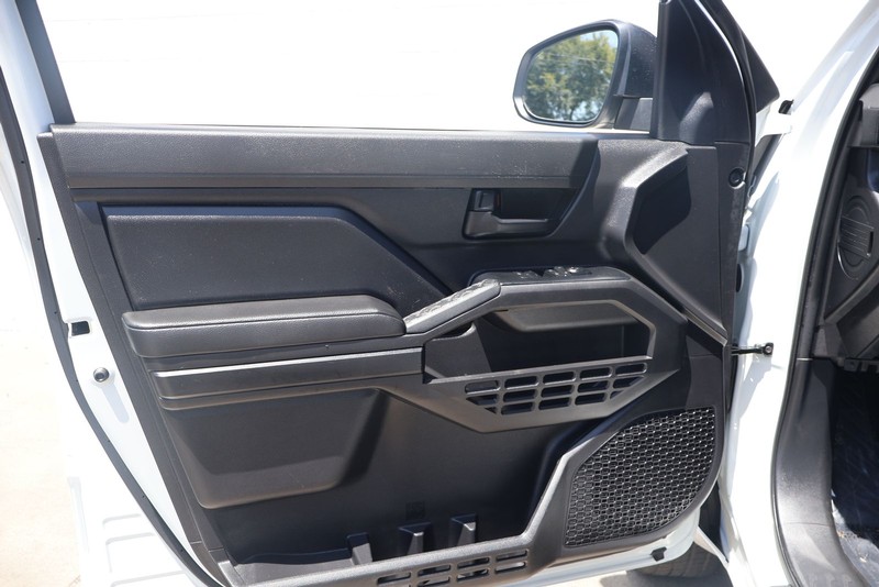Toyota Tacoma Vehicle Full-screen Gallery Image 14