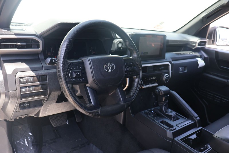 Toyota Tacoma Vehicle Full-screen Gallery Image 15
