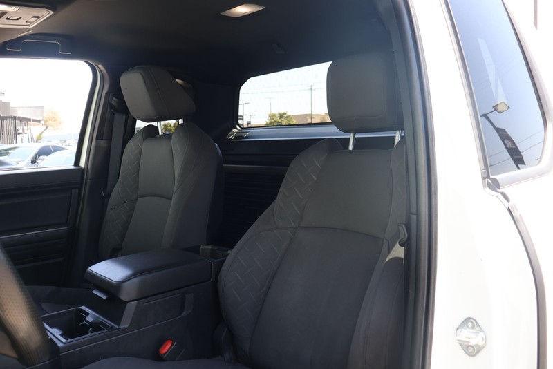 Toyota Tacoma Vehicle Full-screen Gallery Image 16