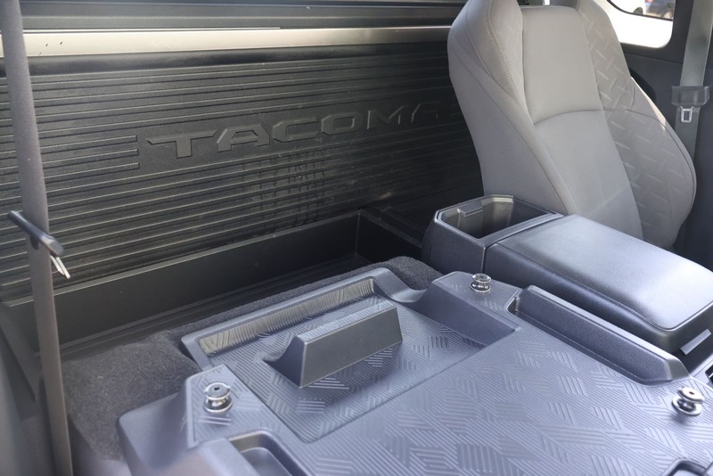 Toyota Tacoma Vehicle Full-screen Gallery Image 20