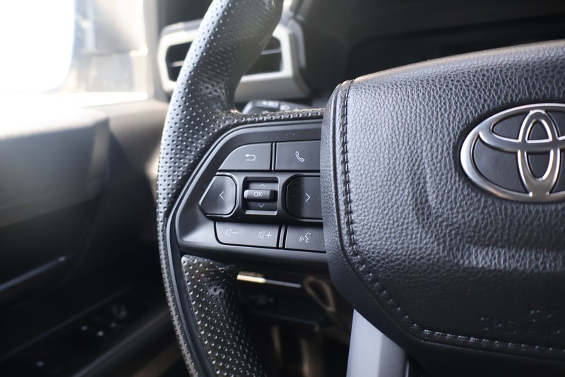 Toyota Tacoma Vehicle Full-screen Gallery Image 24