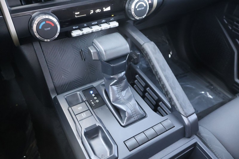 Toyota Tacoma Vehicle Full-screen Gallery Image 28