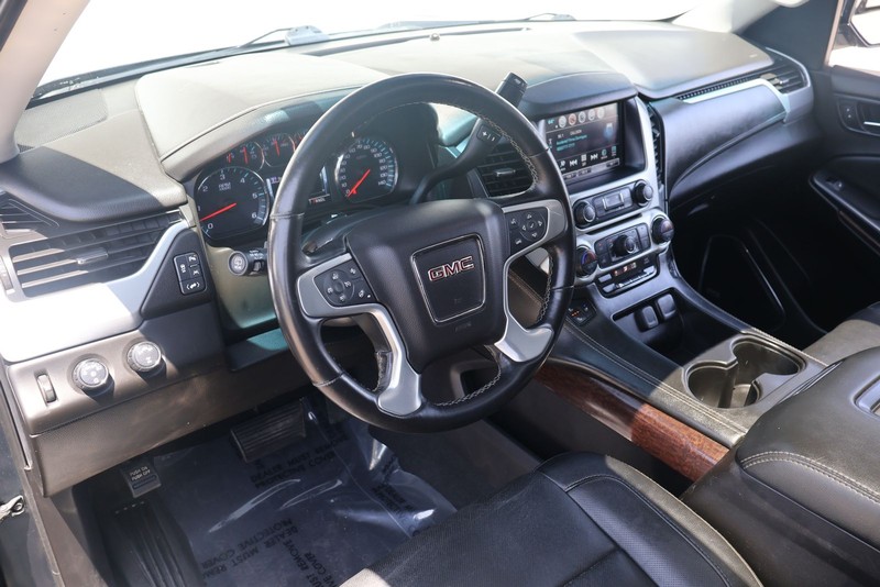 GMC Yukon XL Vehicle Full-screen Gallery Image 15