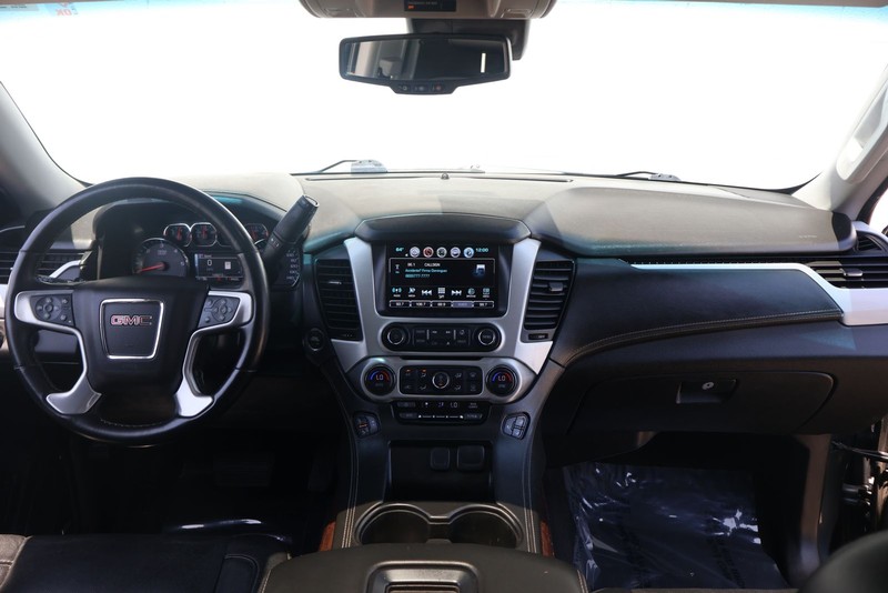 GMC Yukon XL Vehicle Full-screen Gallery Image 24