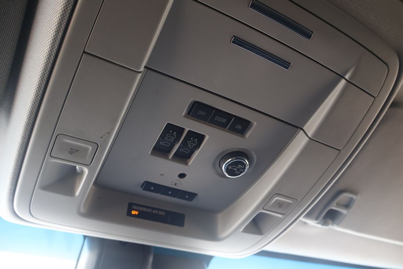GMC Yukon XL Vehicle Full-screen Gallery Image 33