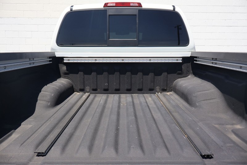Nissan Frontier Vehicle Full-screen Gallery Image 08