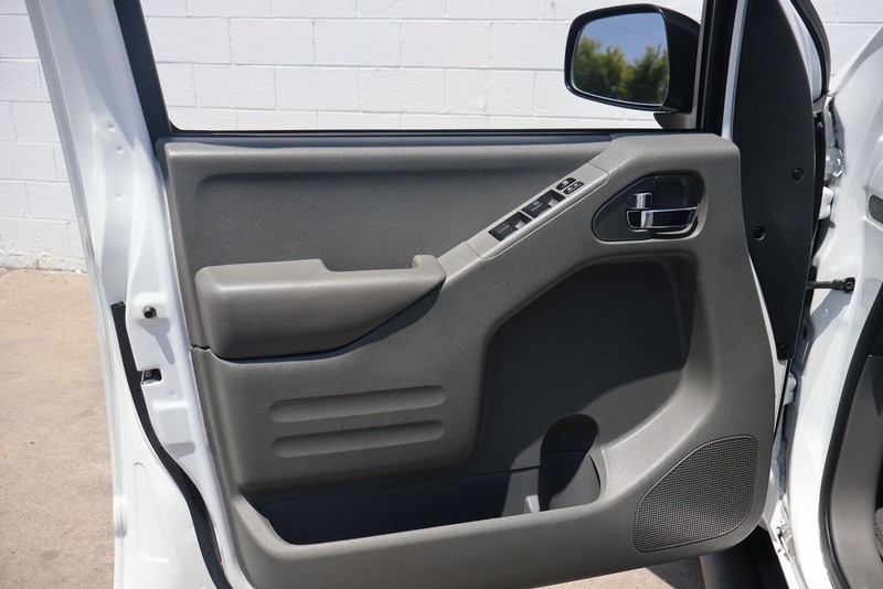 Nissan Frontier Vehicle Full-screen Gallery Image 14