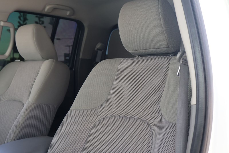 Nissan Frontier Vehicle Full-screen Gallery Image 17