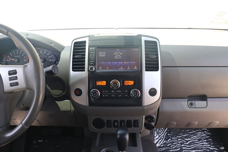Nissan Frontier Vehicle Full-screen Gallery Image 26