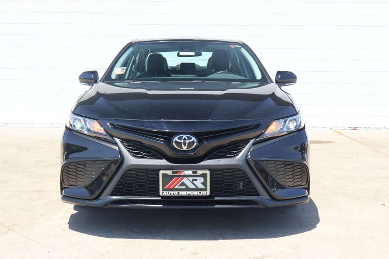 Toyota Camry Vehicle Full-screen Gallery Image 02