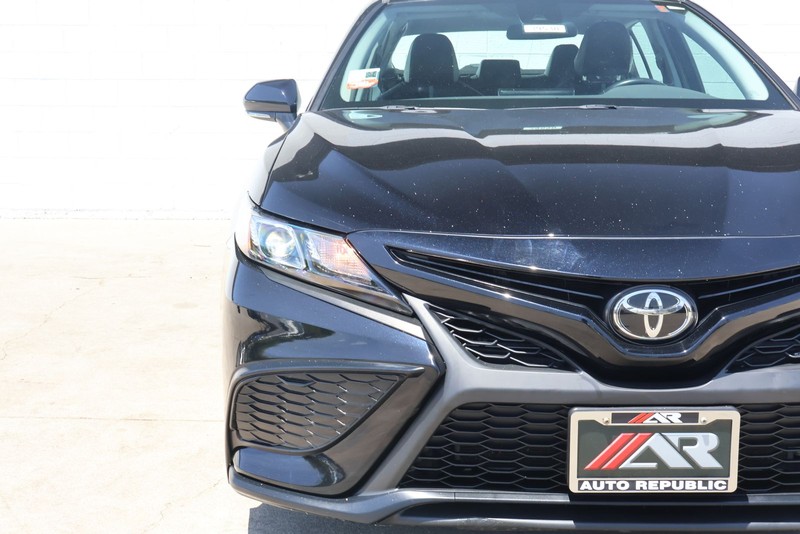 Toyota Camry Vehicle Full-screen Gallery Image 03