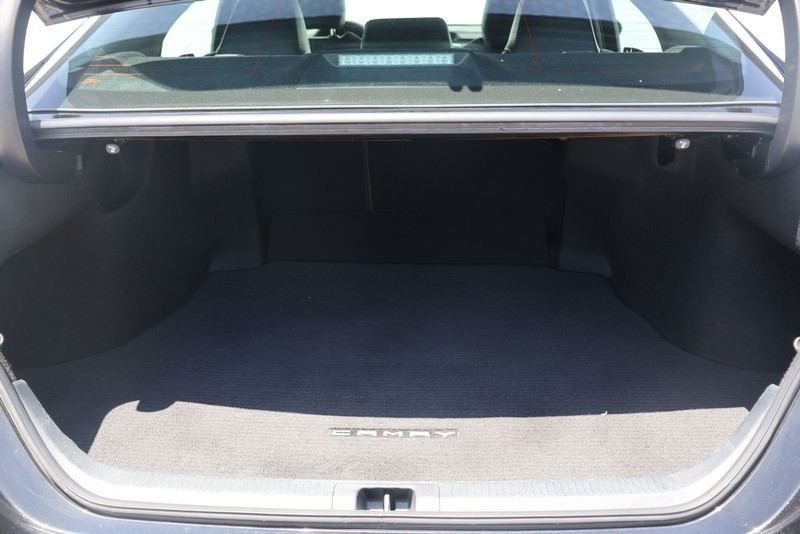 Toyota Camry Vehicle Full-screen Gallery Image 08